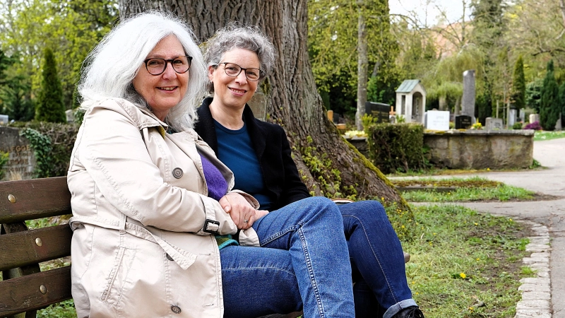 Christiane Philipp (links) und Silke Berkmann vom Hospizverein haben die Gesprächsbank ins Leben gerufen. (Foto: Simone Hedler)