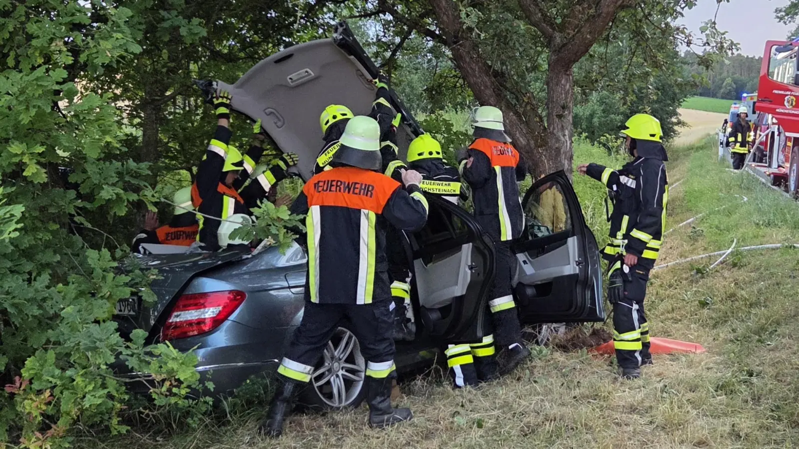  Ein 63-jähriger Mann ist in einer Rechtskurve mit seinem PKW nach links von der Fahrbahn abgekommen und gegen zwei Bäume geprallt.  (Foto: Rainer Weiskirchen)