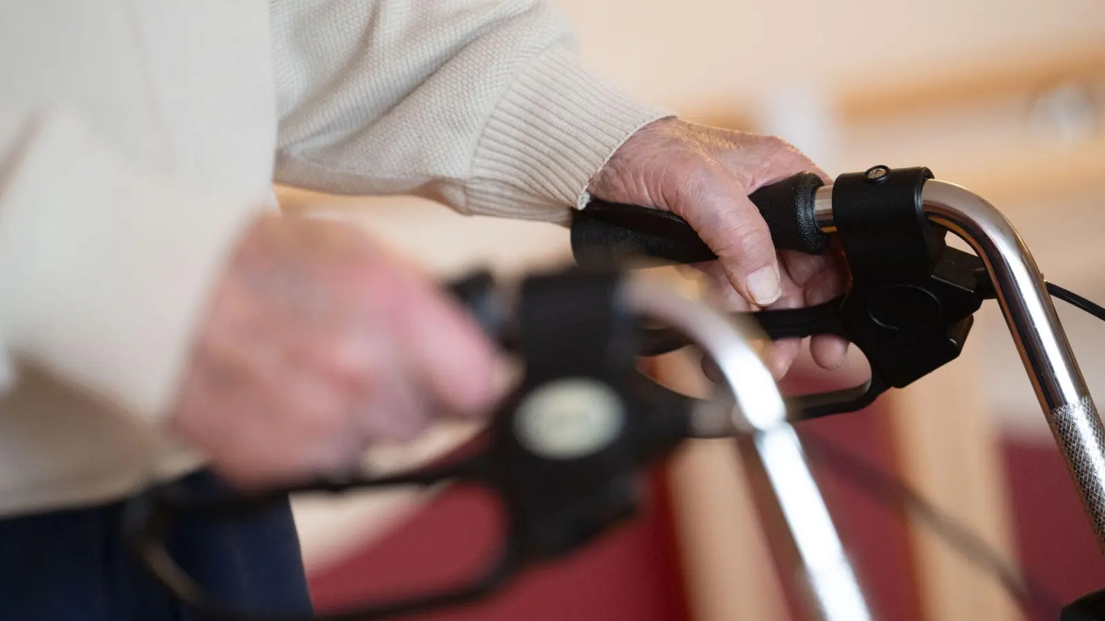 Investitionen in kommunale Sozialleistungen dürfen trotz Kostendrucks nicht gestrichen werden, da ist sich der Paritätische Wohlfahrtsverband sicher. (Symbolbild) (Foto: Marijan Murat/dpa)