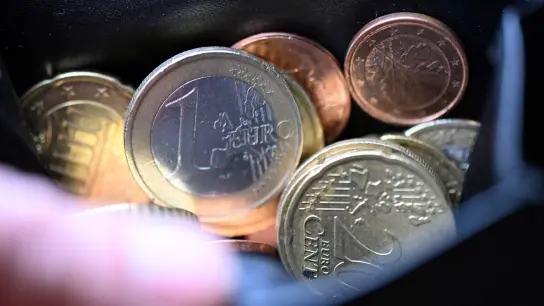 Geldmünzen in einem Portemonaie: Wie steht es um die Inflation im Euroraum? (Foto: Federico Gambarini/dpa)