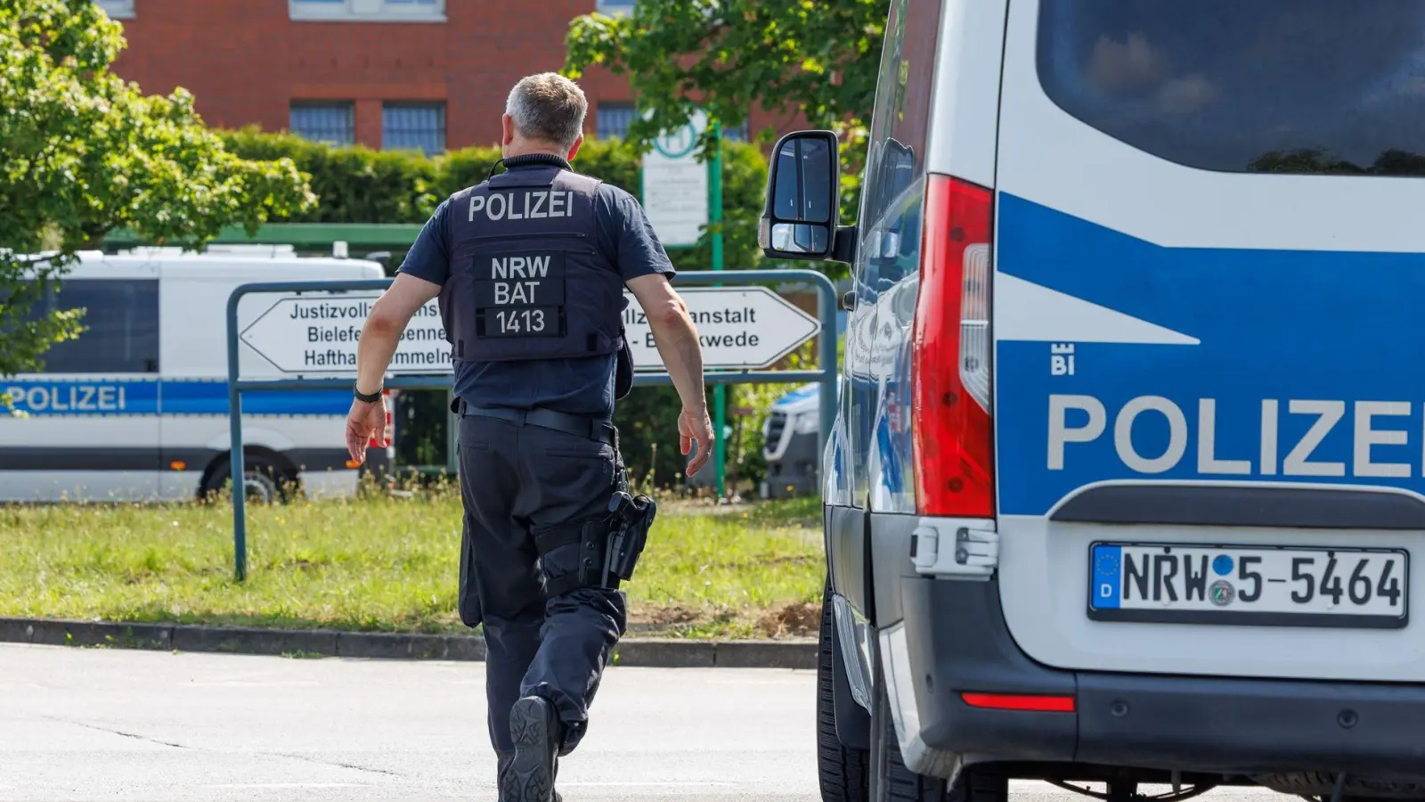 Aus der Justizvollzugsanstalt in Bielefeld-Senne ist ein Straftäter verschwunden. (Foto: Friso Gentsch/dpa)