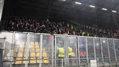 Der Gästeblock war nicht so voll wie geplant. (Foto: Federico Gambarini/dpa)