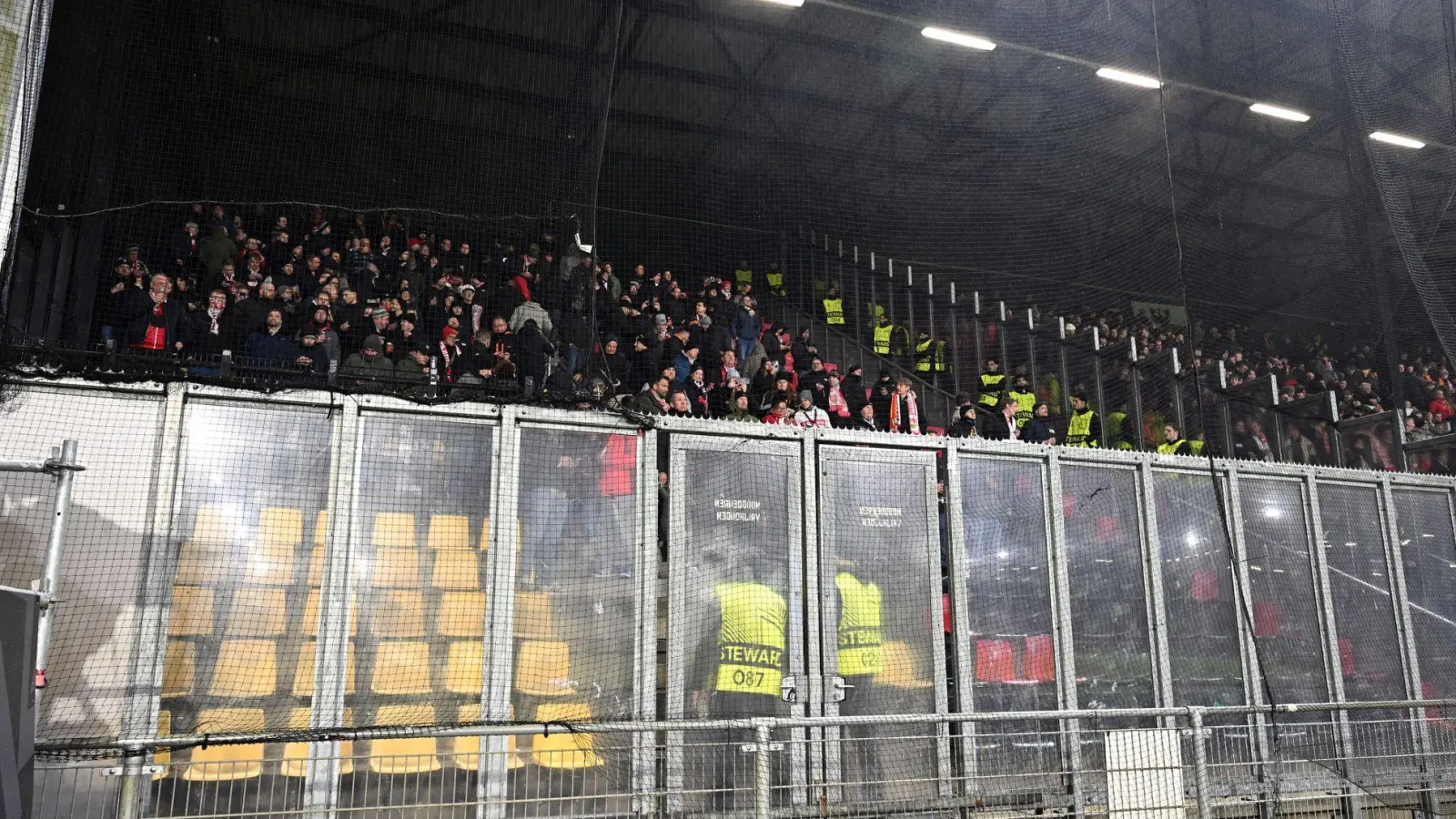 Der Gästeblock war nicht so voll wie geplant. (Foto: Federico Gambarini/dpa)