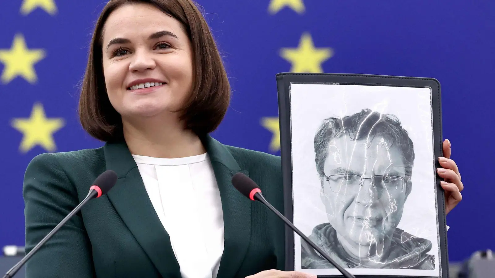 Die belarussische Oppositionsführerin Swetlana Tichanowskaja zeigt ein Bild von Andrzej Poczobut.  (Foto: Frederick Florin/AFP/dpa)