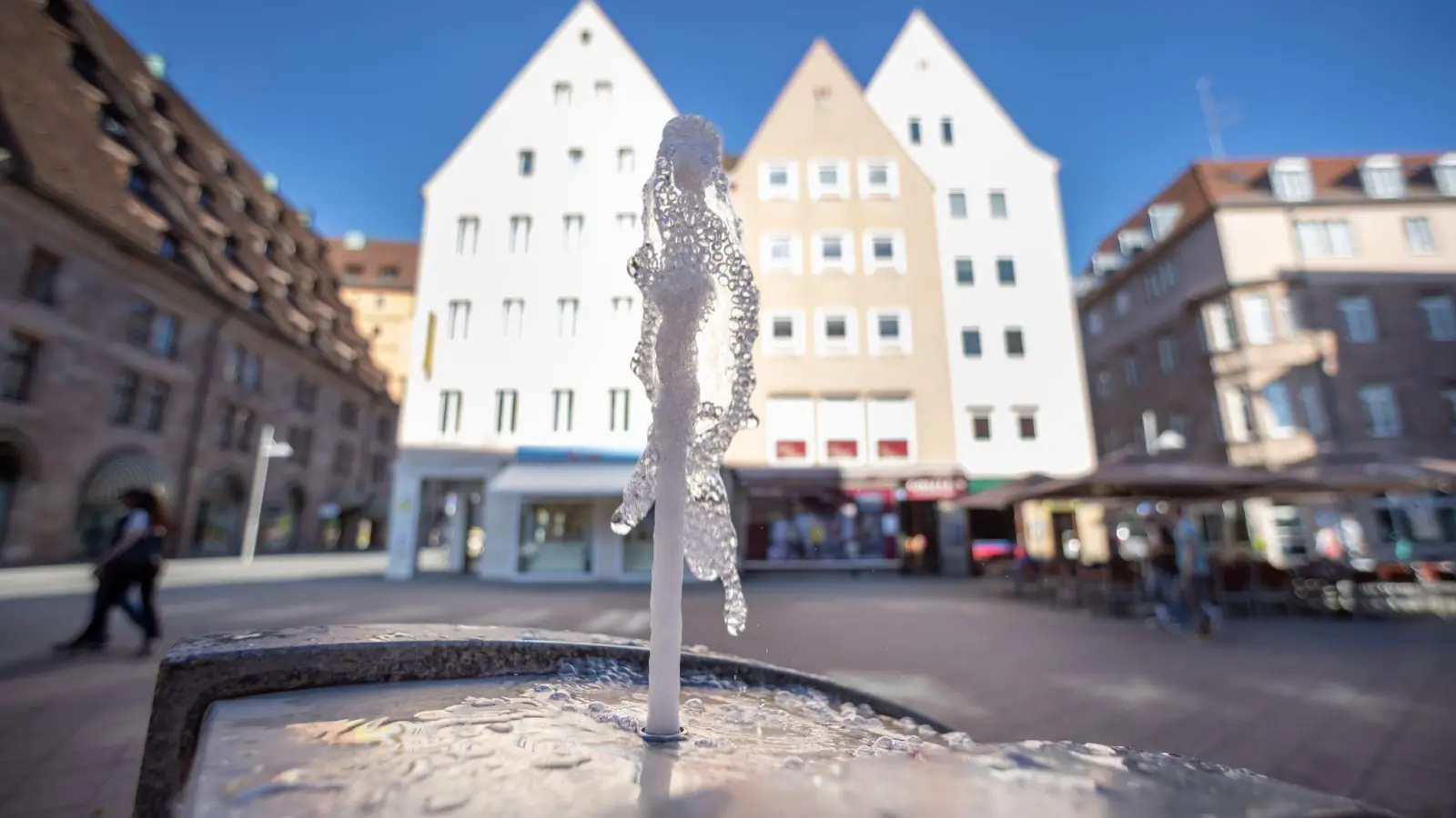 Trinkwasserbrunnen wie hier in Nürnberg sollen an heißen Tagen möglichst vielen Menschen den Zugang zu Trinkwasser ermöglichen. (Archivbild) (Foto: Daniel Karmann/dpa)