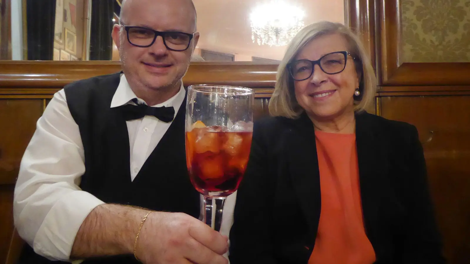 Kellner Graziano Ferrario mit Barchefin Roberta Stocchetto - und einem Negroni im überdimensionierten Glas. Die italienische Lebensart ohne ihn - undenkbar. (Foto: Alexandra Stahl/dpa-tmn)