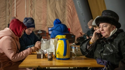 Aufwärmpunkte sollen den Ukrainern durch die schwere Zeit nach russischen Luftangriffen helfen. (Foto: Danyil Bashakov/AP/dpa)