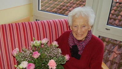 Hermine Knapp ist vor zwei Jahren von Emskirchen nach Neustadt. gezogen. Im AWO-Heim freut sie sich auf viele Glückwünsche zum 100 Geburtstag.  (Foto: Christa Frühwald)