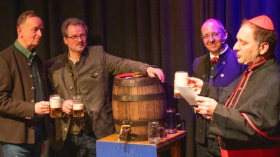 Oberbürgermeister Thomas Deffner, Klaus Dürr von der Landwehr-Bräu, Florian Brendel, Geschäftsführer der gastgebenden Kammer-Events, und Thorsten Siebenhaar (von links nach rechts) beim traditionellen Anstich. (Foto: Evi Lemberger)