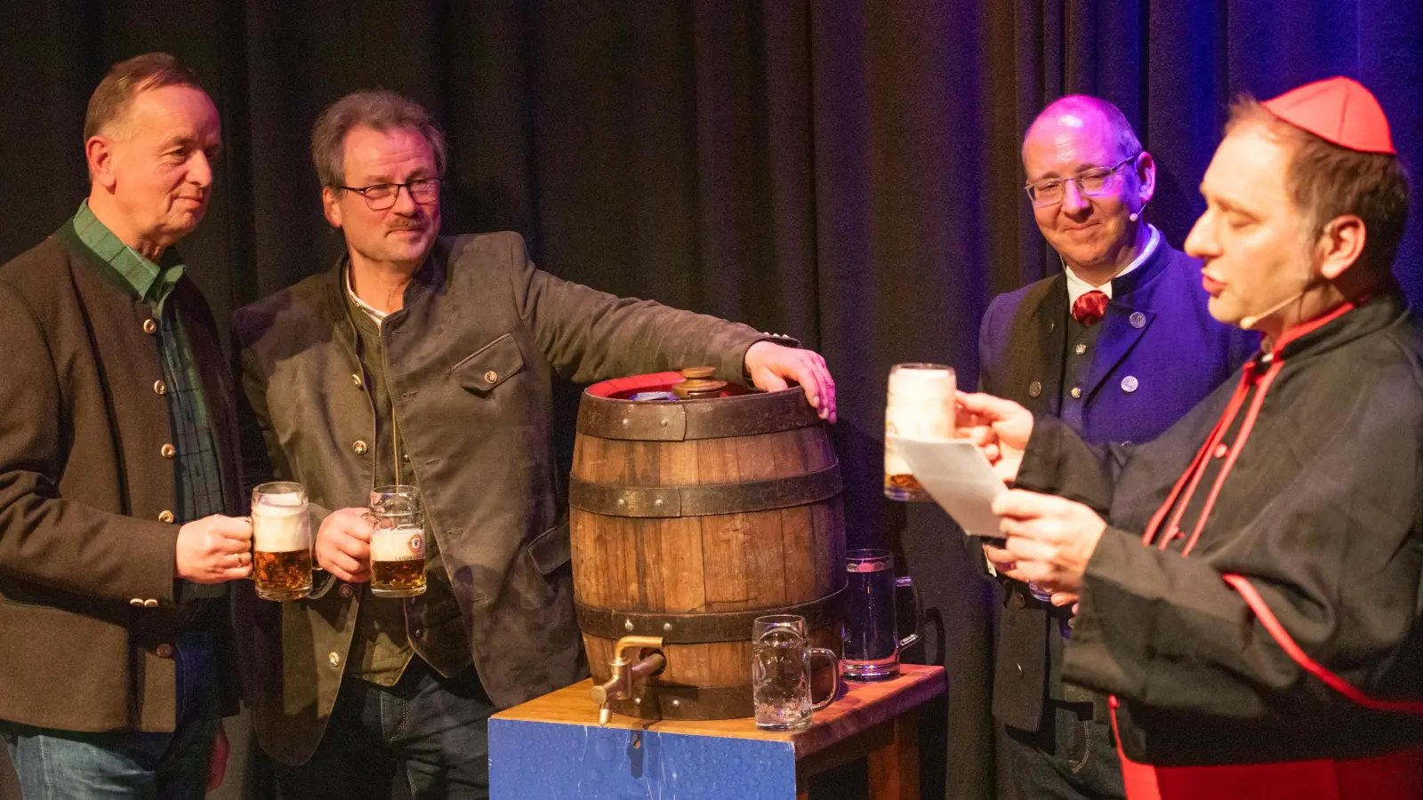 Oberbürgermeister Thomas Deffner, Klaus Dürr von der Landwehr-Bräu, Florian Brendel, Geschäftsführer der gastgebenden Kammer-Events, und Thorsten Siebenhaar (von links nach rechts) beim traditionellen Anstich. (Foto: Evi Lemberger)