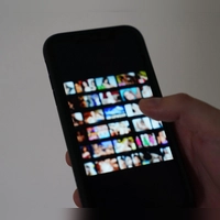 Betrugsmasche mit KI: Über soziale Medien drohen Betrüger, gefälschte oder manipulierte Nacktbilder an das Umfeld weiterzuleiten, wenn das Opfer nicht sofort Geld zahlt. (Foto: Marcus Brandt/dpa/dpa-tmn)
