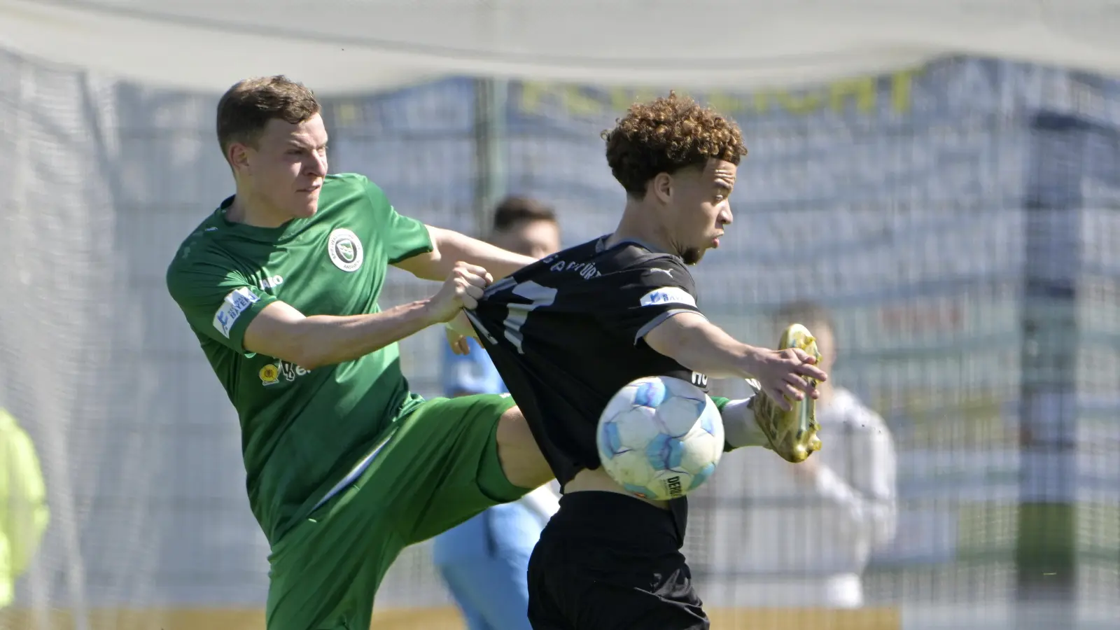 Hiergeblieben: Der Ansbacher Riko Manz bremst den Fürther Jorden Aigboje. (Foto: Martin Rügner)