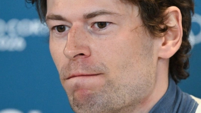 Leagreid musste auch bei der Pressekonferenz Fragen zu seinem Geständnis beantworten. (Foto: Hendrik Schmidt/dpa)