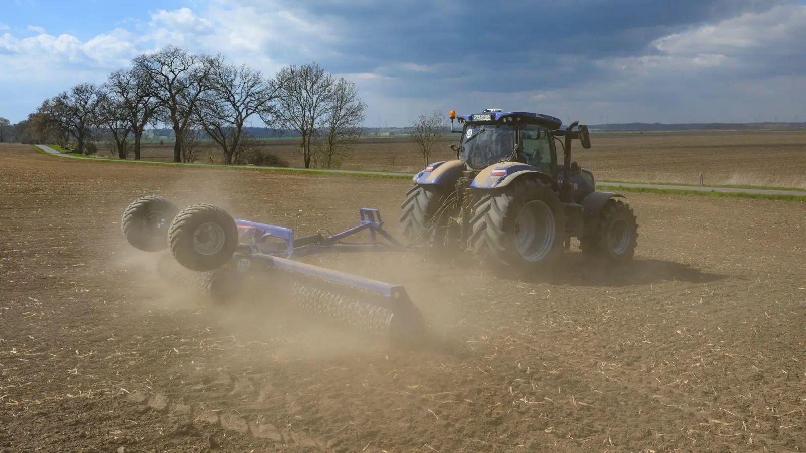 Für Landwirte ist das Walzen von Ackern und genutzten Flächen sehr wichtig. Wo jedoch etwa Wiesenbrüter leben. (Symbolbild) (Foto: Patrick Pleul/dpa)