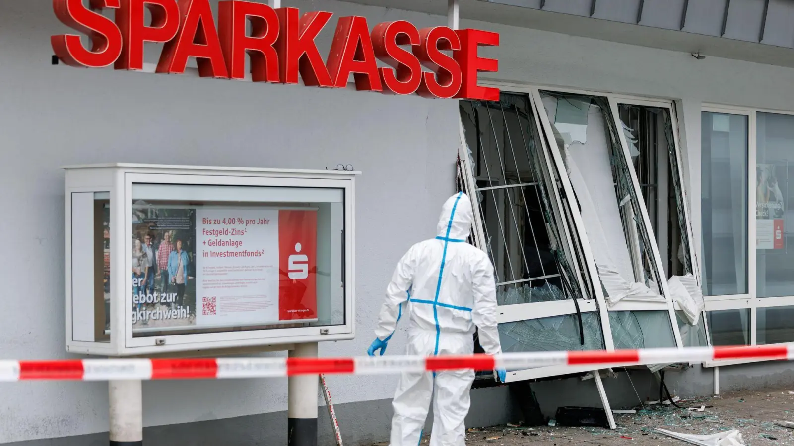 Die Explosion im Foyer einer Bank hat erheblichen Schaden angerichtet. (Foto: Daniel Karmann/dpa)