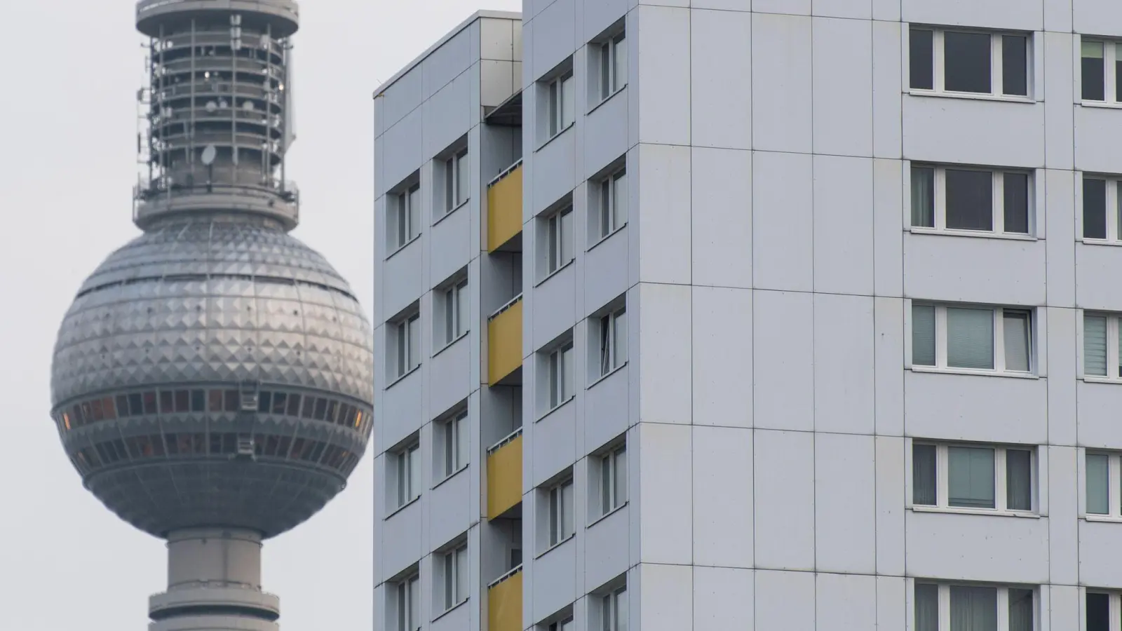 Hinter einem Mietshaus steht der Fernsehturm. Nirgendwo sonst in Deutschland steigen die Wohnpreise so stark wie in der Hauptstadt. (Foto: Christophe Gateau/dpa)