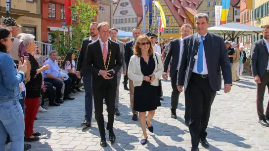 Ministerpräsident Markus Söder (rechts) genoss mit der Dinkelsbühler CSU-Spitze vor der Eröffnung des 73. Heimattags der Siebenbürger Sachsen einen kurzen Spaziergang durch die Dinkelsbühler Altstadt. (Foto: Martina Haas)