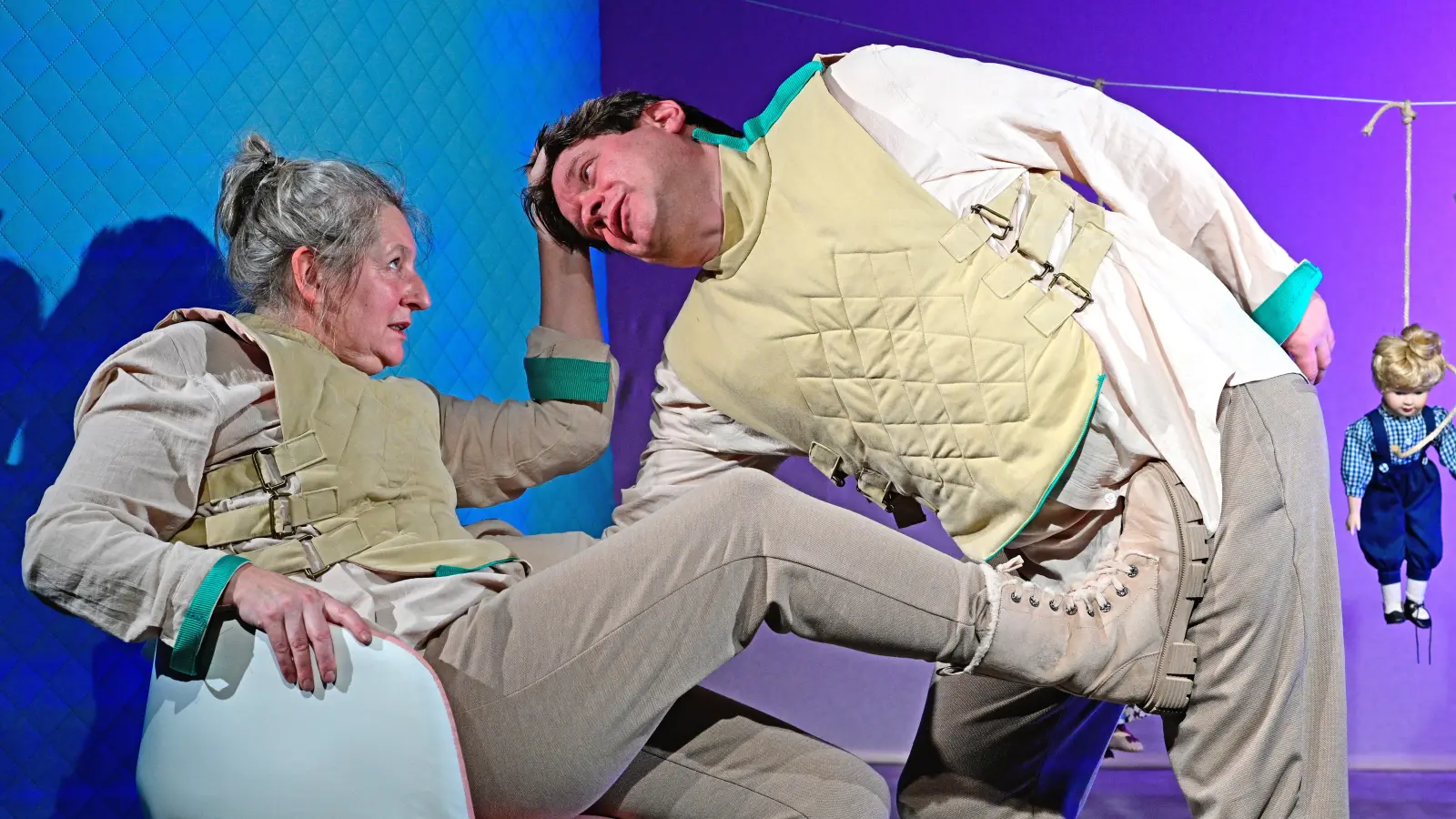 Zwei suchen das Glück. Was durchaus dramatisch werden kann – eine Szene mit Claudia Kucharski und Gerald Leiß aus „Erfreu Dich!“. (Foto: Jim Albright)