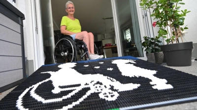 Die 66-Jährige Rita Ebel aus Hanaus baut ehrenamtlich Rampen für Rollstuhl- und Rollatornutzer aus handelsüblichen Legosteinen. (Foto: Arne Dedert/dpa)