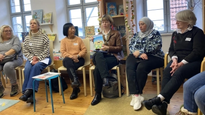 Auf Einladung von Lee Pheng Hadlich (Dritte von links) las Autorin Anke Becker (Dritte von rechts) aus ihren Erstleserbüchern. Abeer Rejab (Zweite von rechts) hatte die Frauengruppe initiiert, Marie-Theres Wolf (rechts) gibt zusätzliche Deutschkurse.  (Foto: Nicole Gunkel)
