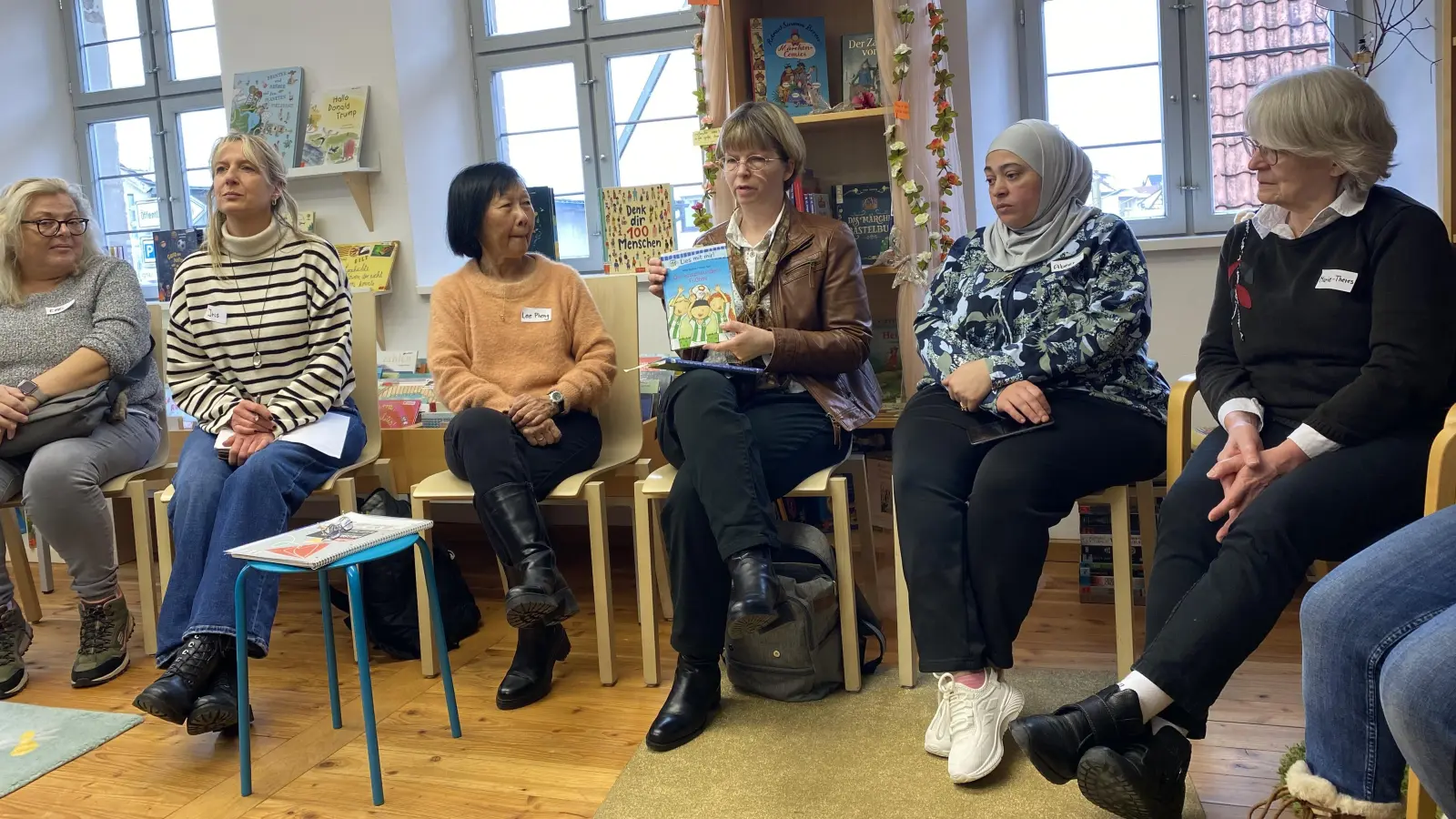 Auf Einladung von Lee Pheng Hadlich (Dritte von links) las Autorin Anke Becker (Dritte von rechts) aus ihren Erstleserbüchern. Abeer Rejab (Zweite von rechts) hatte die Frauengruppe initiiert, Marie-Theres Wolf (rechts) gibt zusätzliche Deutschkurse.  (Foto: Nicole Gunkel)