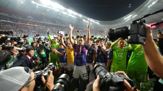 Noch lange nach dem Abpfiff feiert Japans Nationalmannschaft den Sieg gegen Spenien und Einzug ins WM-Achtelfinale. (Foto: Nick Potts/PA Wire/dpa)