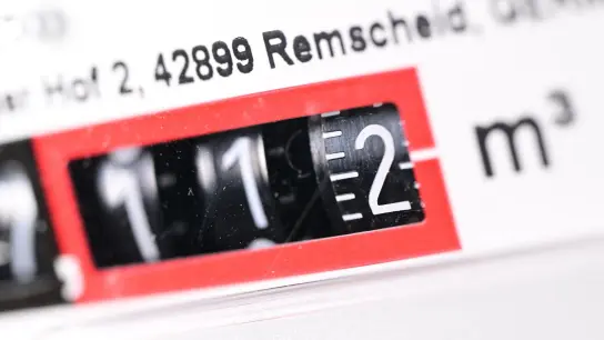 Die Anzeige einer Gasuhr in einem Privathaus. (Foto: Bernd Weißbrod/dpa)