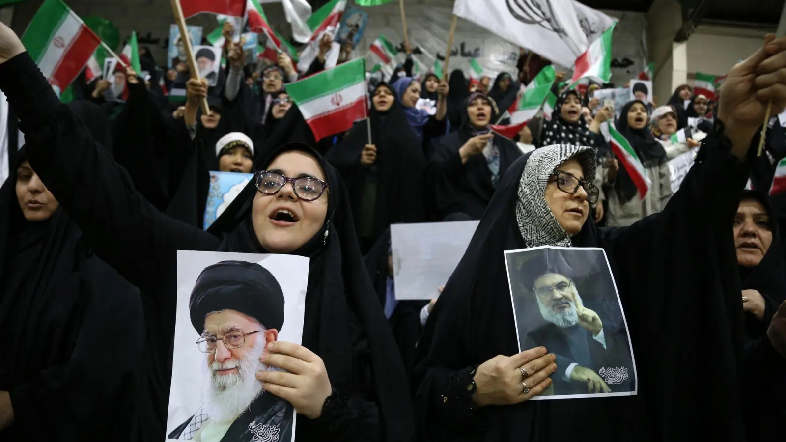 Eine iranische Frau hält ein Porträt des Generalsekretärs der Hisbollah, Hassan Nasrallah. (Foto: Rouzbeh Fouladi/ZUMA Press Wire/dpa)