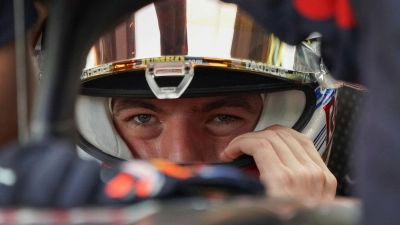 Max Verstappen in seinem Auto. (Foto: Vincent Thian/AP/dpa)