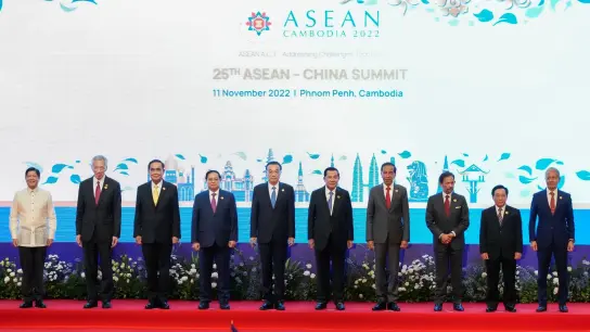 Darf beinem Gipfel nicht fehlen: Spitzenpolitiker posieren für ein Gruppenfoto. (Foto: Heng Sinith/AP/dpa)