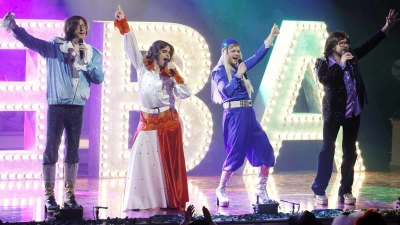 Feiern ABBA hübsch stilecht kostümiert: die vier Sänger von Viva Voce aus Ansbach, Andreas Kuch, Bastian Hupfer, David Lugert und Heiko Benjes (von links). (Foto: Reinhard Zichy)