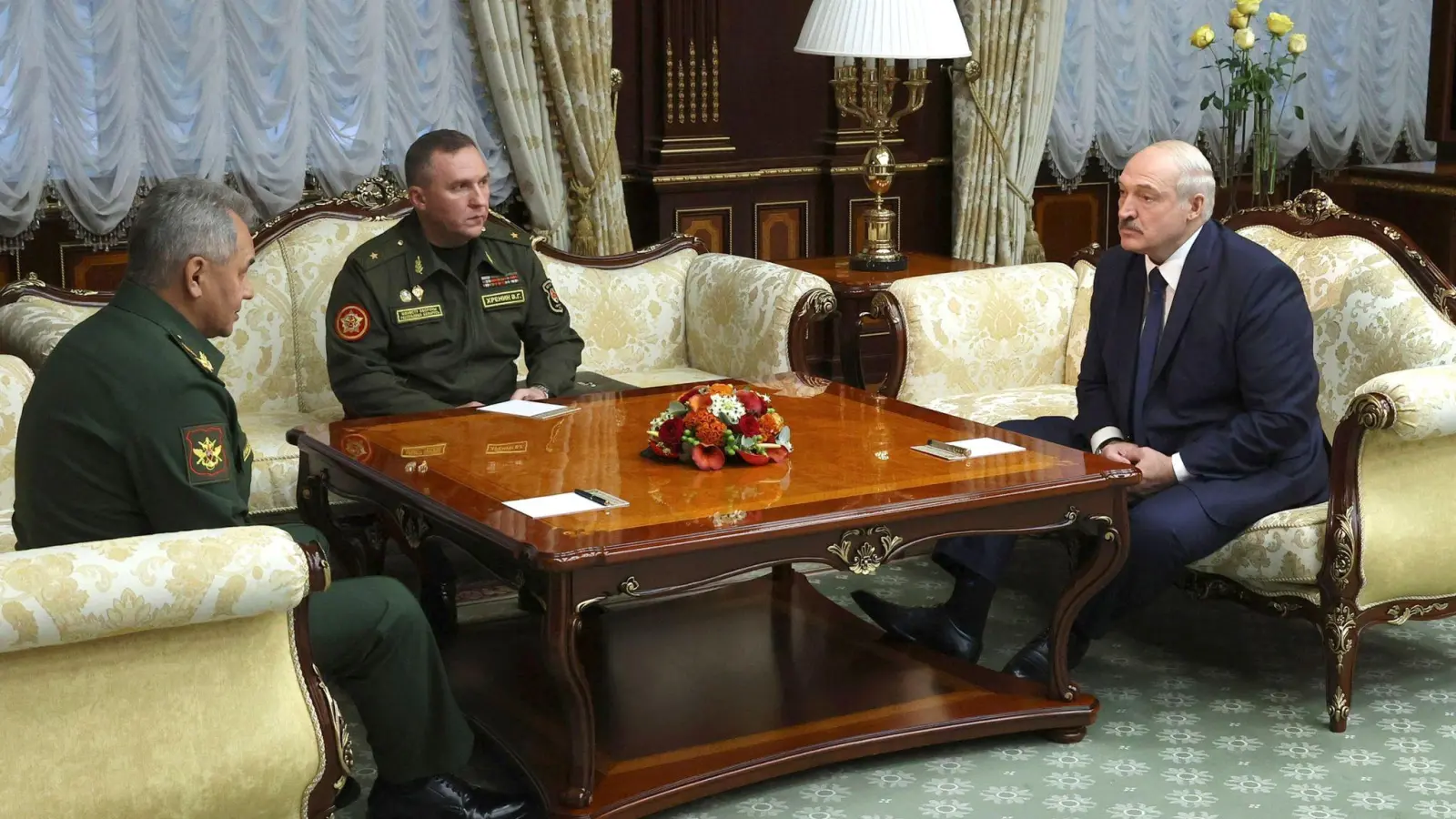 Viktor Chrenin (M.) im Gespräch mit Russlands Verteidigungsminister Sergej Schoigu (l.) und seinem Staatschef Alexander Lukaschenko (Archivbild). (Foto: Maxim Guchek/BelTA/AP/dpa)