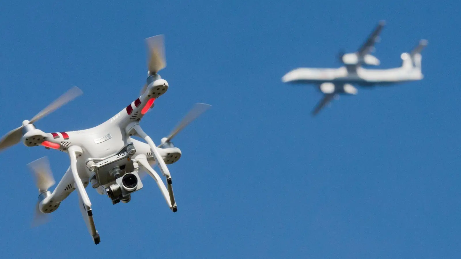 Nachdem es europaweit mehr Drohnensichtungen in Bereichen der kritischen Infrastruktur gegeben hat, reagiert Bayern mit einer Novelle des Polizeiaufgabengesetzes. (Symbolbild) (Foto: Julian Stratenschulte/dpa)