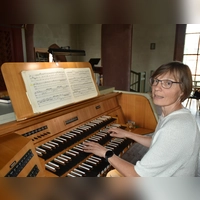 Katharina Pohl an ihrer neuen Wirkungsstätte, der evangelischen Stadtkirche. An der Jann-Orgel schätzt sie besonders die Intonation. (Foto: Anita Dlugoß)