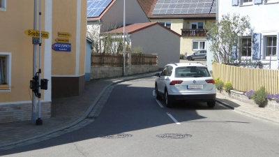 Die Engstellen auf der Strecke nach Seebronn – hier ein kniffliges Eck in Kurzendorf – machen Anwohnern und den Stadträten Sorge. (Foto: Winfried Vennemann)