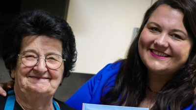 Von der Küche in die Sozialen Medien - und jetzt in ein Kochbuch: Die Rezepte von Vanessa und ihrer Oma Annemarie sind jetzt auch dort zu lesen.  (Foto: Christoph Reichwein/dpa)