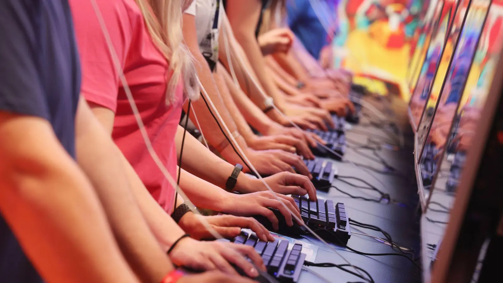 Es darf gezockt werden: Gamescom-Besucher probieren neue Spiele aus. (Foto: Oliver Berg/dpa)