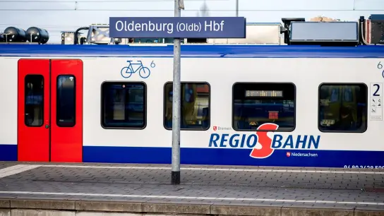 Eine Regio-S-Bahn hält an einem Bahnsteig im Hauptbahnhof Oldenburg. (Foto: Hauke-Christian Dittrich/dpa)