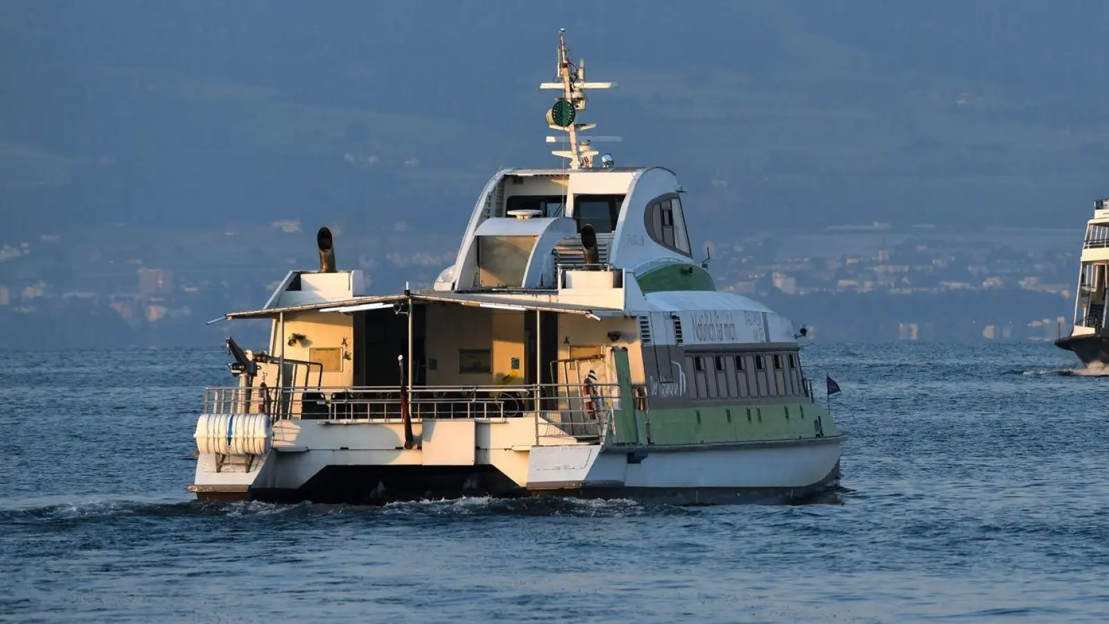 Der Schiffsverkehr im Konstanzer Hafen läuft normal weiter. (Symbolbild) (Foto: Felix Kästle/dpa)