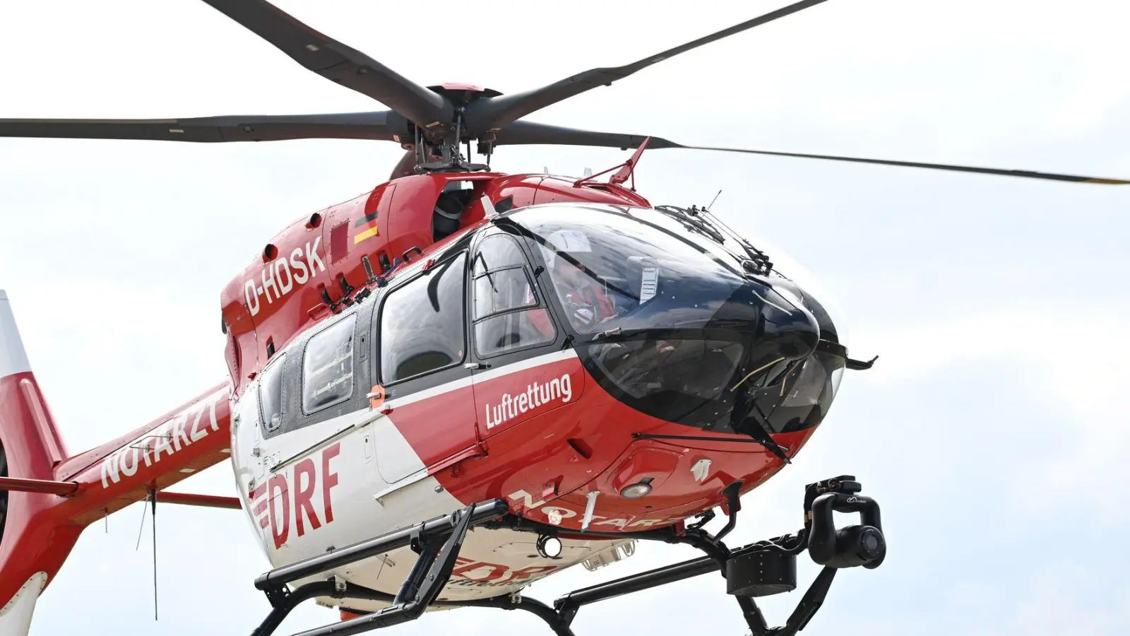 Ein Hubschrauber bringt zwei der sieben Verletzten in eine Klinik. (Symbolbild) (Foto: Bernd Weißbrod/dpa)