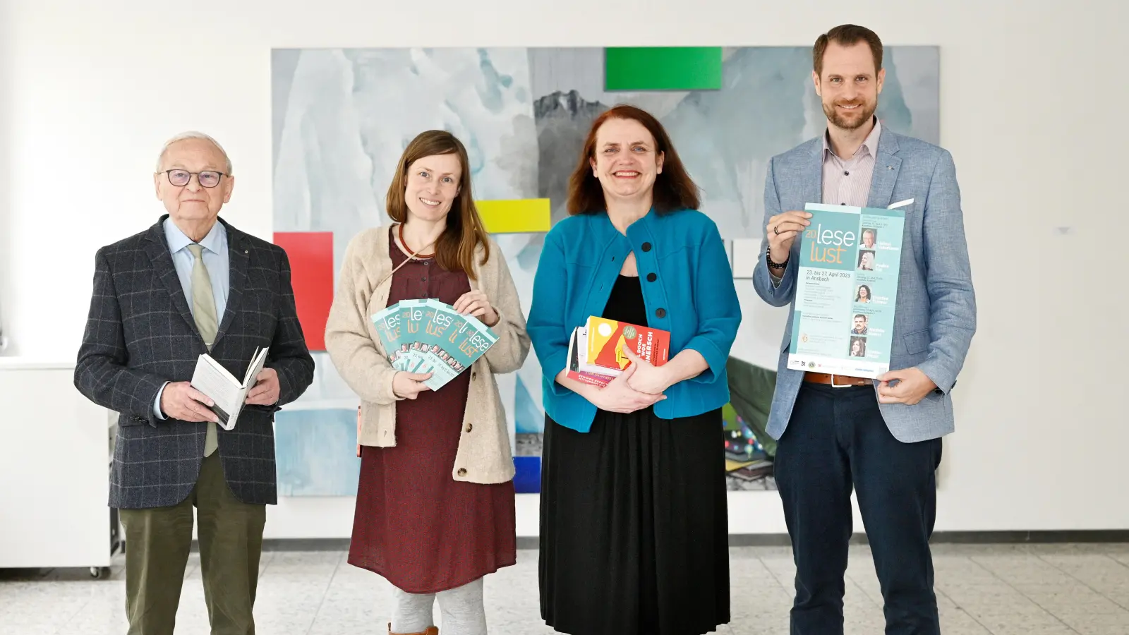 Werben für die 20. LeseLust (von links): der Mäzen Friedrich Hilterhaus, Victoria Giralt als Vertreterin der Stadt Ansbach, LeseLust-Leiterin Bettina Baumann und Frank Eckart, 1. Vizepräsident des Lions Club Ansbach. (Foto: Jim Albright)