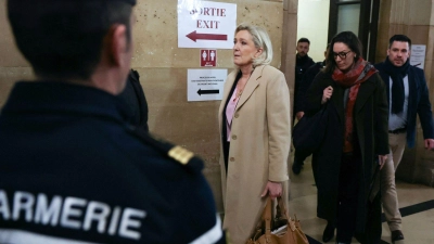 Der Ausgang des Verfahrens ist für Le Pen folgenschwer, denn es geht letztlich auch darum, ob sie 2027 bei der Präsidentschaftswahl antreten kann. (Foto: Thomas Samson/AFP/dpa)