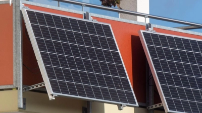 Mit Solarpaneelen am Balkon kann man eigenen Strom erzeugen. (Foto: Stefan Sauer/dpa)