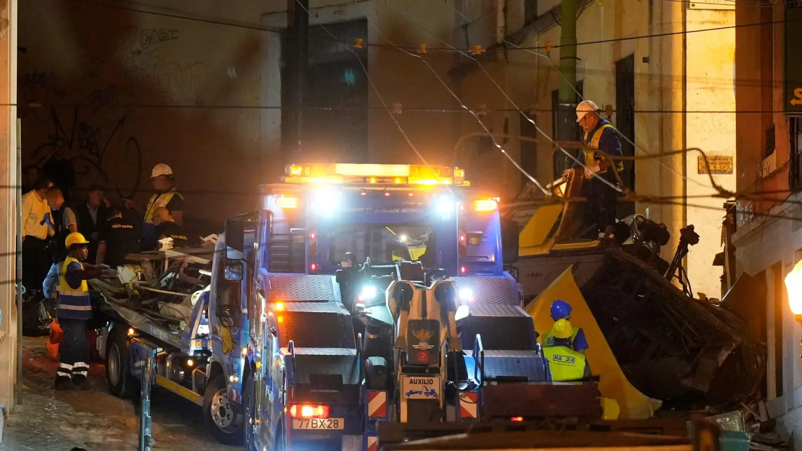 Die historische Standseilbahn „Elevador da Gloria“ ist am 3. September in Lissabon bergab entgleist und gegen eine Hauswand gekracht. (Archivbild) (Foto: Ana Brigida/AP/dpa)