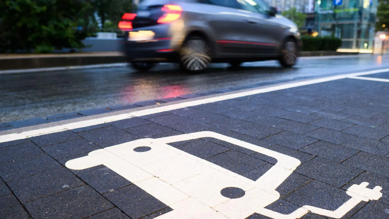 Elektroautos sind im Aufwind - aber nicht überall gleichermaßen. (Archivbild) (Foto: Julian Stratenschulte/dpa)