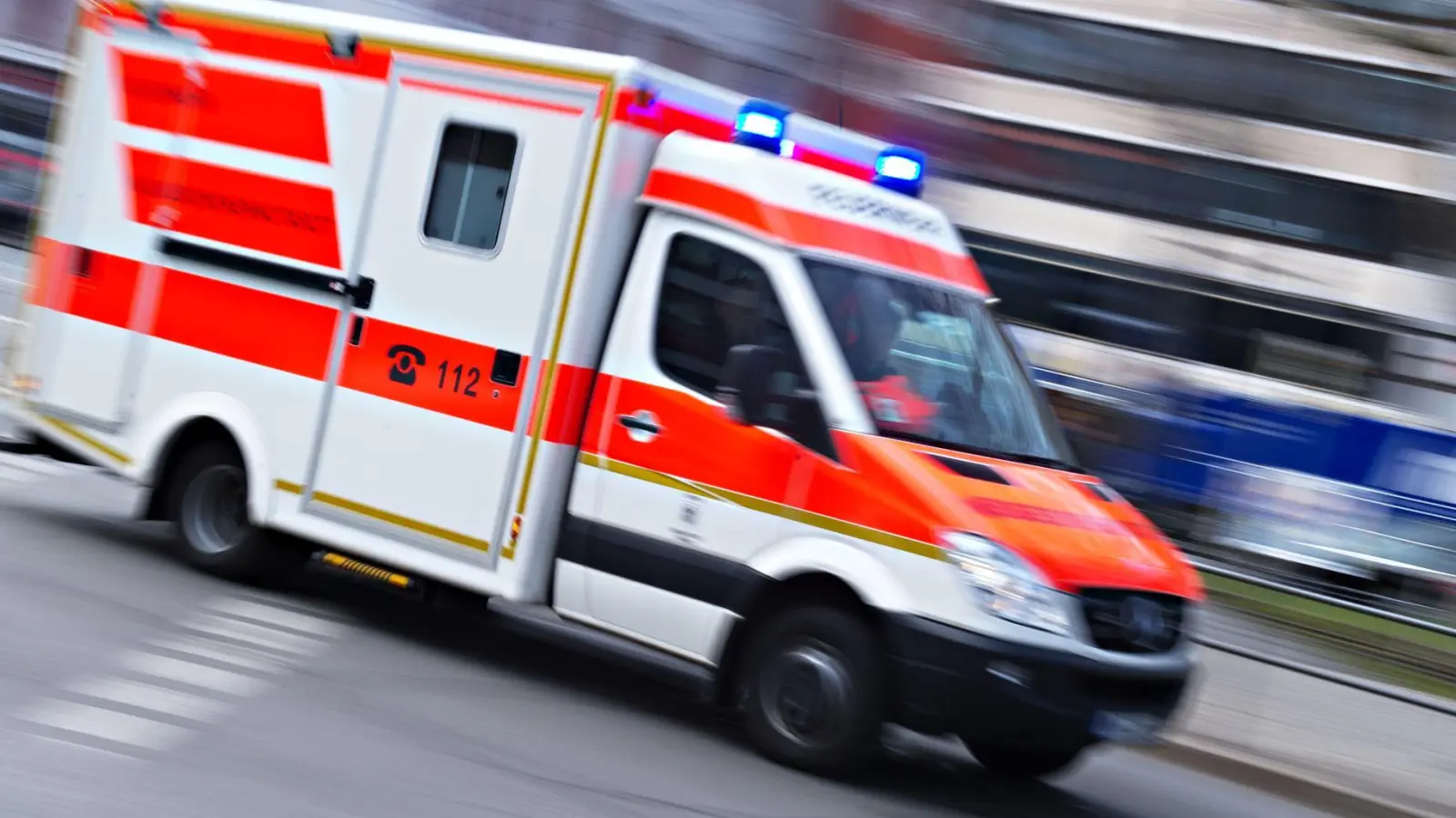 Rettungskräfte brachten den 65-jährigen Rennradfahrer mit schweren Verletzungen ins Krankenhaus. (Symbolbild) (Foto: Nicolas Armer/dpa)