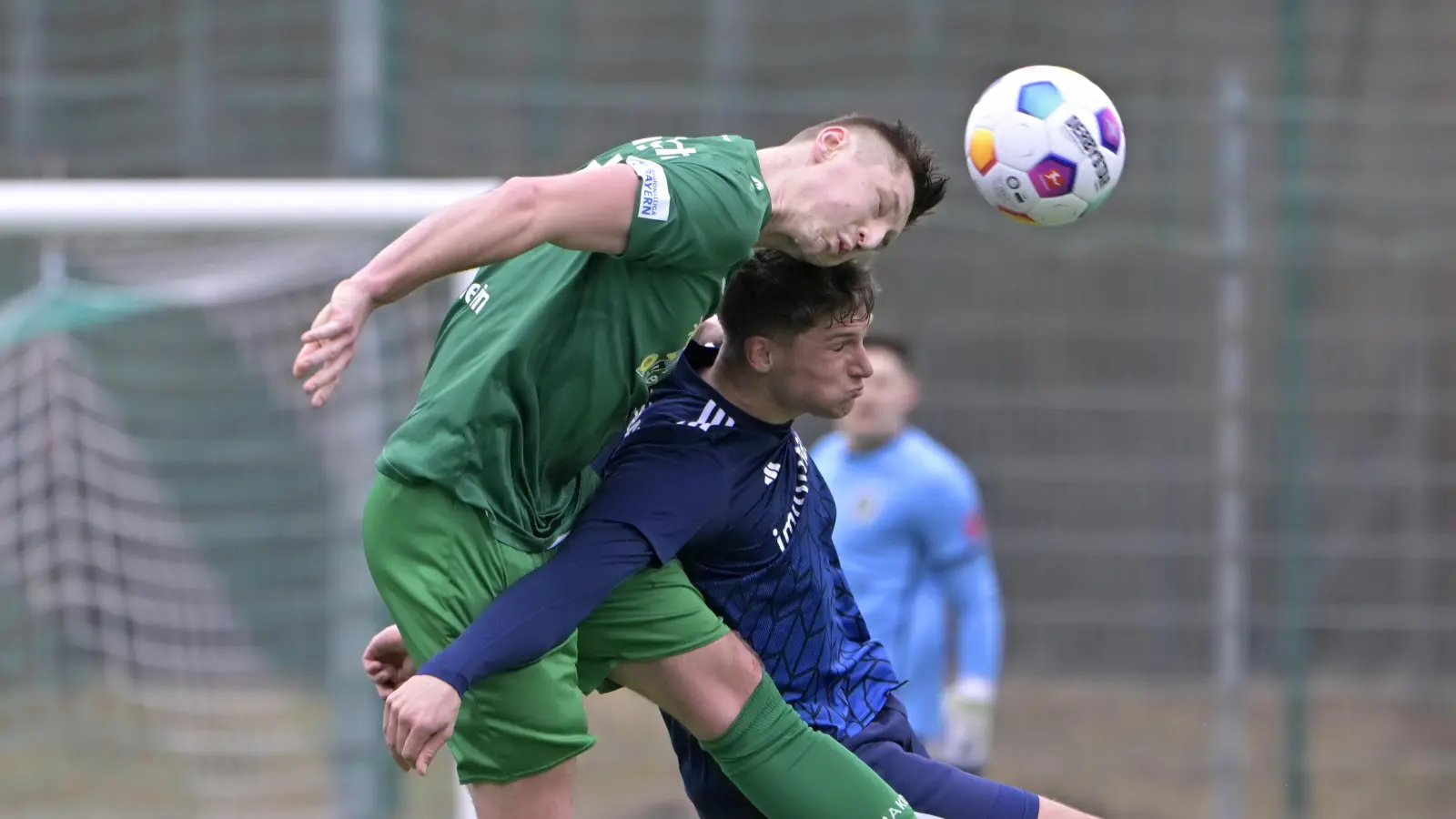 Viele Zweikämpfe in der Defensive erwarten die Ansbacher gegen den VfB. Hier führt Verteidiger Jonas Bayerlein (links) ein Kopfballduell im Testspiel mit dem Schwabacher Maximilian Hirschmann. (Foto: Martin Rügner)