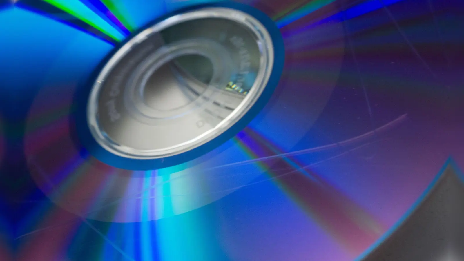 Kratzer auf der Oberfläche können die Disc unlesbar machen.  (Foto: Andrea Warnecke/dpa-tmn)