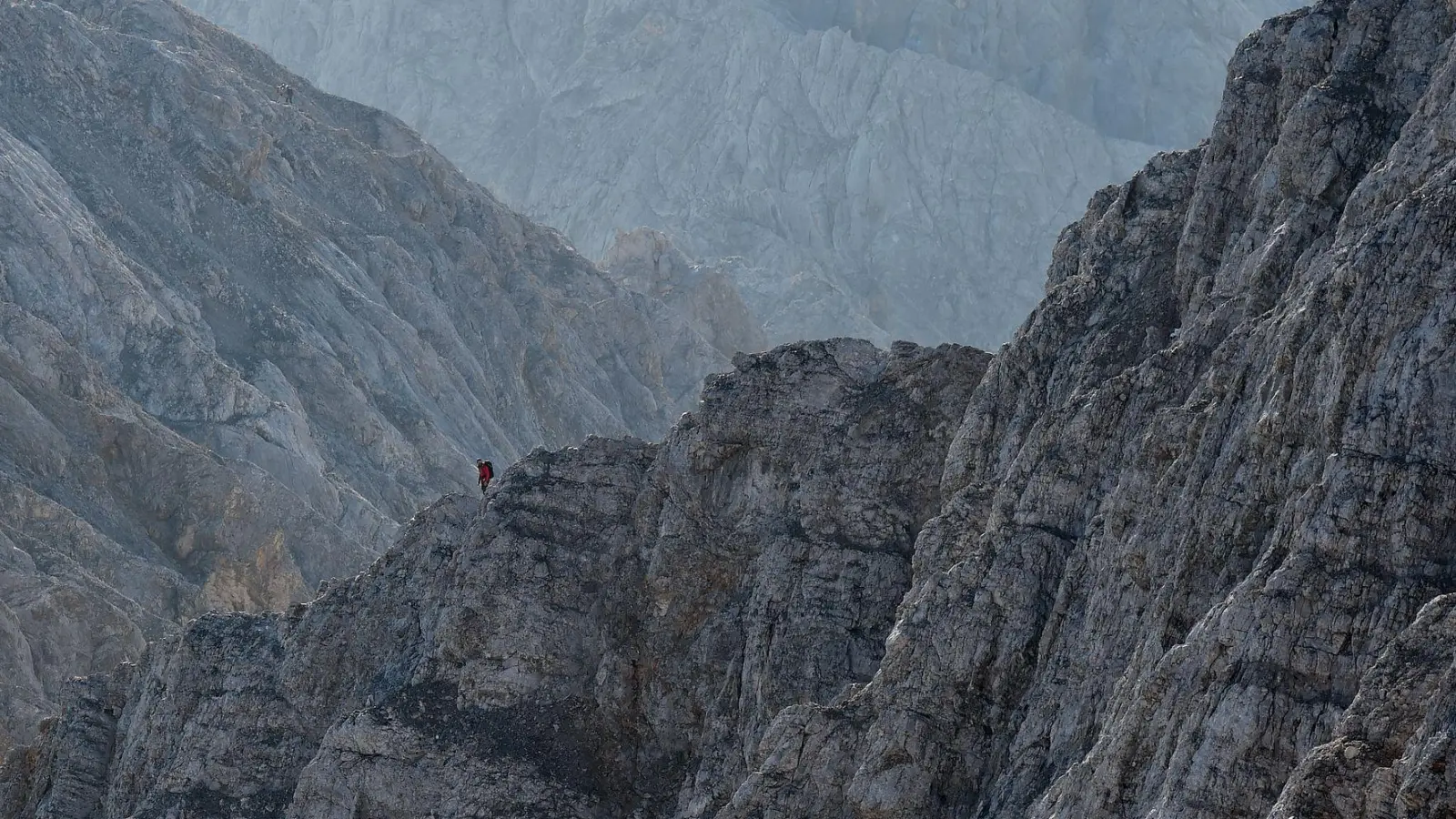 Ein Bergsteiger stürzt am Jubiläumsgrat rund 400 Meter in den Tod. (Archivbild) (Foto: Angelika Warmuth/dpa)