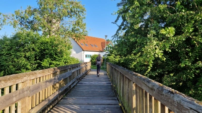 Wird von Fußgängern, Rad- und Rollerfahrern gern genutzt: der Rezatsteg in Lichtenau. (Foto: Andrea Walke)